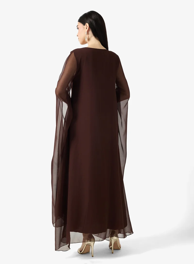 هيا كلوزيت فستان بأكمام واسعة مطرز بياقة على شكل حرف